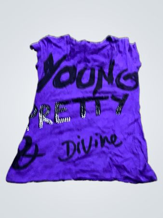 Lila T-Shirt mit "YOUNG PRETTY DIVINE" Grafik