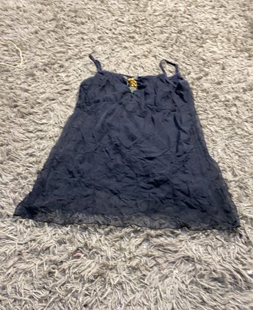 Schwarzes Top mit goldener Verzierung