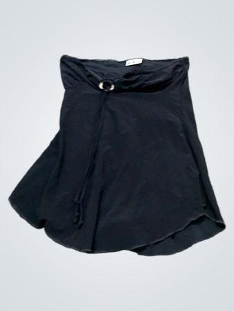 Schwarzes trägerloses Oberteil mit Ringdetail