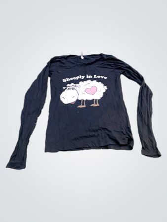Schwarzes Langarmshirt mit "Sheeply in Love" Grafik