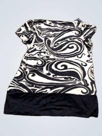 Schwarz-weißes Wirbelmuster-Kleid mit Latzhose