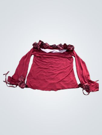 Rotes Langarmshirt mit Rüschenausschnitt und dekorativen Bändern