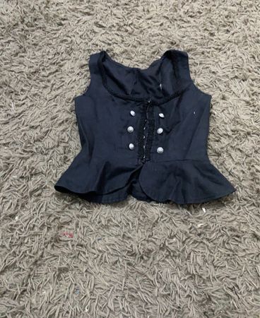 Schwarzes Peplum-Top mit silbernen Knöpfen