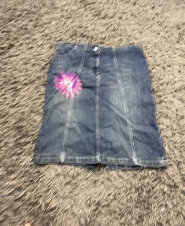Blauem Denim-Rock mit Blumenapplikation