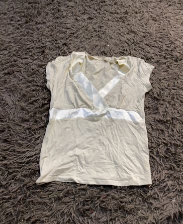 Cremefarbenes V-Ausschnitt-T-Shirt mit weißem Band
