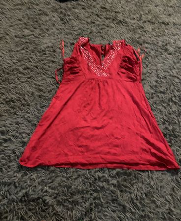 Rotes verziertes V-Ausschnitt-Top