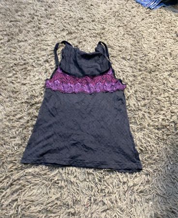 Dunkelgraues Tanktop mit lila Spitzenbesatz