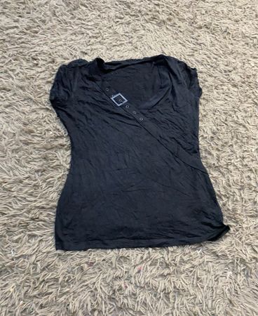 Schwarzes T-Shirt mit Schnallen-Detail