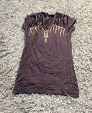 Braunes verziertes T-Shirt