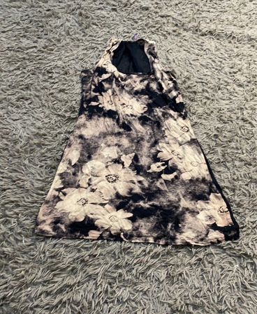 Schwarz-weißes Blumenmusterkleid