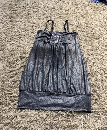 Glitzerndes schwarzes Kleid mit silbernen Verzierungen