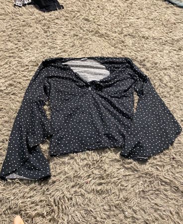 Schwarz-weißes Polka-Dot-Bell-Sleeve-Top