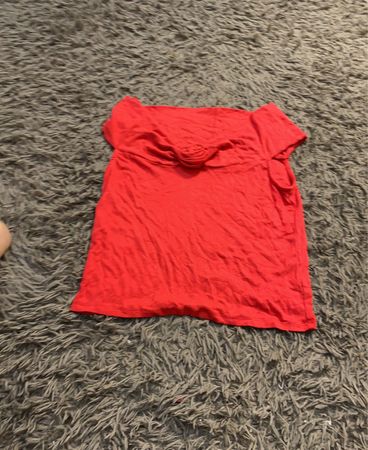 Rotes Off-Shoulder-Top