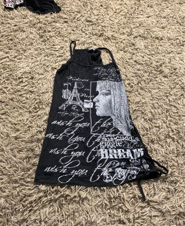 Schwarzes grafisches Tanktop mit Eiffelturm und Gesichtsgrafik