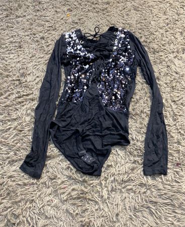 Schwarzer langärmeliger Pailletten-Bodysuit