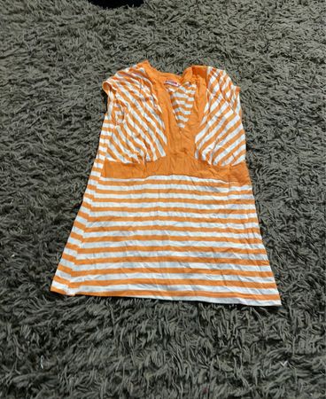 Orange- und weiß gestreiftes T-Shirt