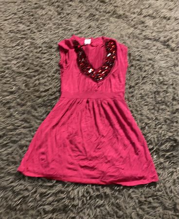 Rosa Kleid mit Paillettenausschnitt