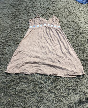 Braunes Spaghettiträgerkleid mit Verzierungen