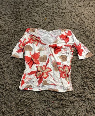 Weißes V-Ausschnitt-T-Shirt mit rotem und braunem Blumenmuster