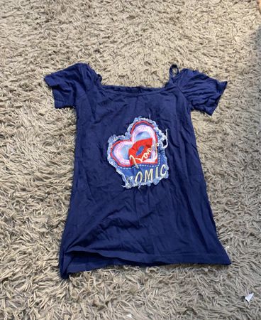 Blaues T-Shirt mit Herzgrafik