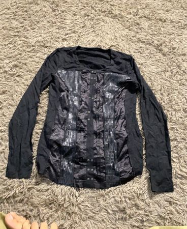 Schwarzes Langarmshirt mit Pailletten