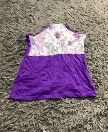 Lila Oberteil mit floralem Muster