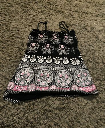 Schwarzes Blumenmuster-Top