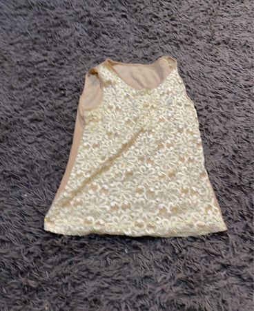 Beiges ärmelloses Top mit Spitzenüberzug
