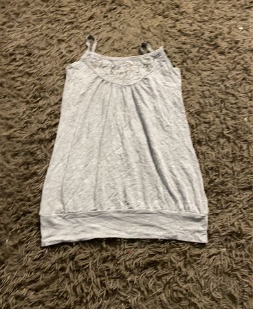 Graues Tanktop mit verziertem Ausschnitt