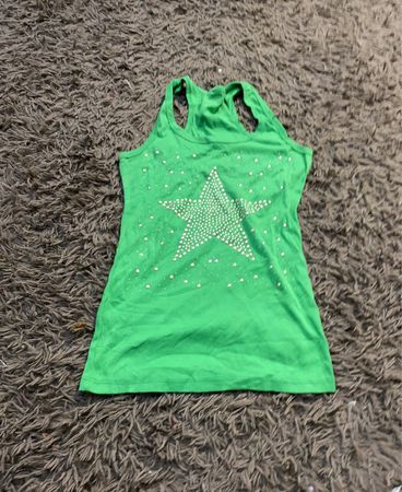Grünes Tanktop mit Strassstern