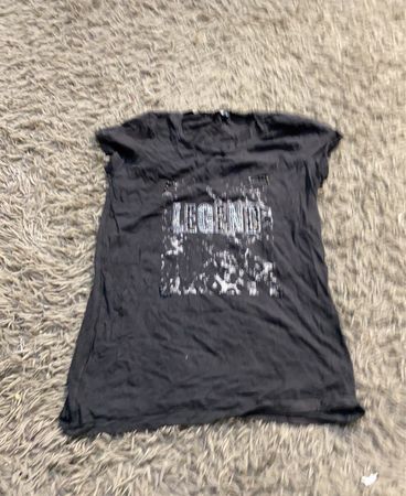 Schwarzes T-Shirt mit "LEGEND" Grafik