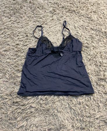 Marineblaue Spaghetti-Top mit Spitzenbesatz
