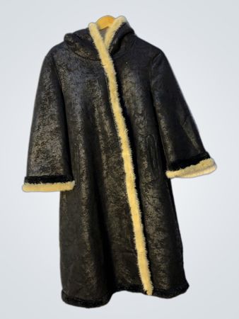 Long manteau noir avec bord en fourrure et capuche
