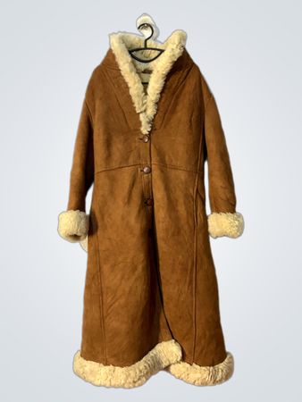 Manteau long en daim marron doublé en peau de mouton