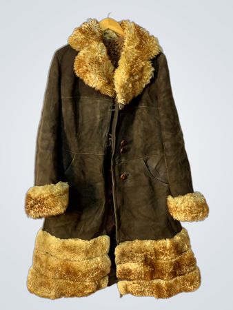 Manteau en daim marron avec des bordures en fourrure