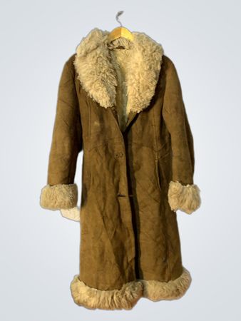 Manteau en cuir suédé marron et en fourrure retournée