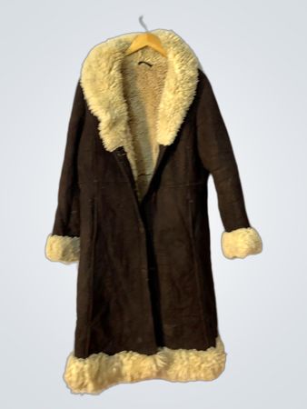 Manteau en shearling marron avec des finitions crème