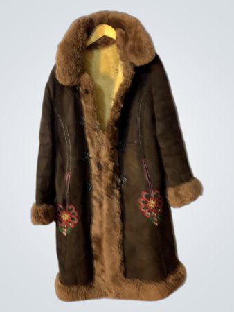 Manteau en daim marron avec doublure en shearling et détail floral brodé