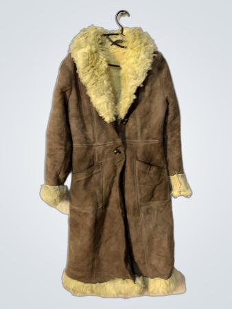 Manteau en daim marron et en peau de mouton