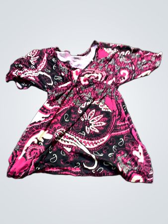 V-Ausschnitt T-Shirt mit pinkem und schwarzem Paisleymuster