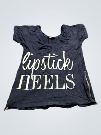 PANG LABEL Schwarzes T-Shirt mit "lipstick HEELS" Grafik