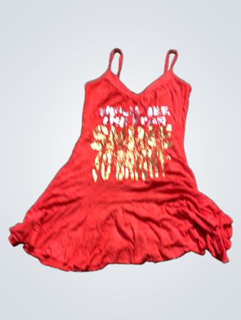 Rotes Spaghetti-Trägerkleid mit goldenem Grafikdesign
