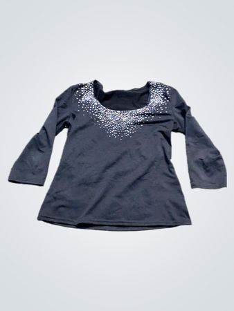 Schwarzes Langarmshirt mit verziertem Ausschnitt