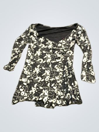 Schwarz-weißes Blumenmusterkleid