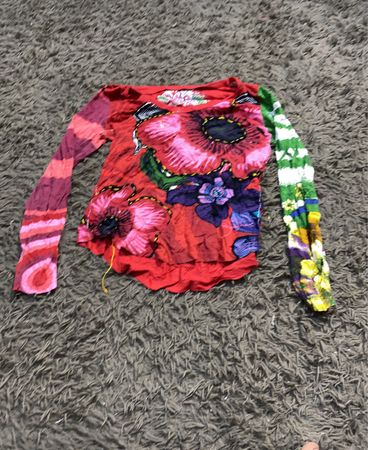 Rotes Langarmshirt mit floralem Druck