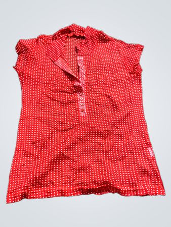 Rotes Polka-Dot-Hemd mit kurzen Ärmeln und Kragen