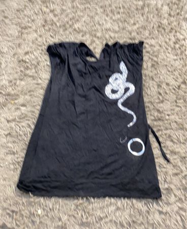 Schwarzes T-Shirt mit Schlangendesign