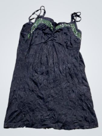Schwarzes Top mit grünen Verzierungen