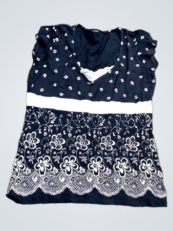 Navyblaues Oberteil mit weißem Blumen- und Spitzenbesatz