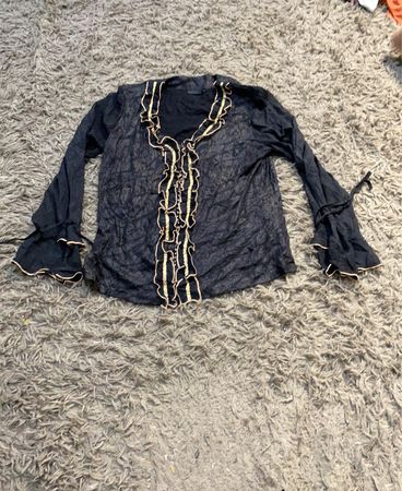 Schwarzes Rüschenshirt mit langen Ärmeln